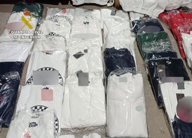 La Guardia Civil se incauta de más de un centenar de prendas de vestir falsificadas en el mercadillo semanal de Las Torres de Cotillas