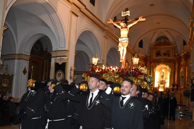El Crucificado protagoniza un año una procesión del Silencio llena de emoción y respeto