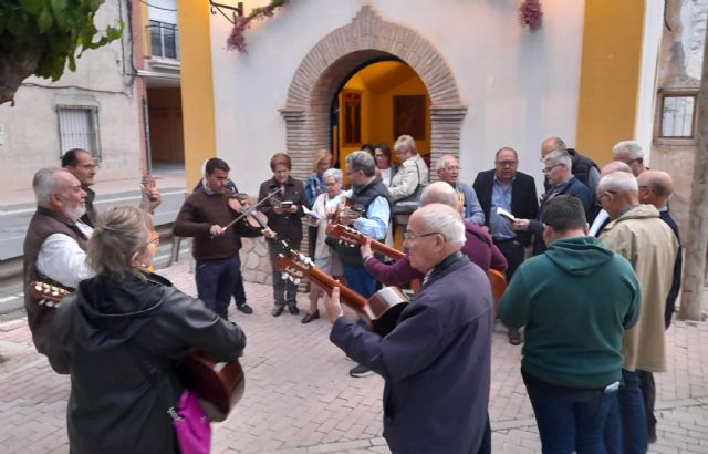 La campana de auroros 'Nuestra Señora del Rosario' abre con sus Mayos las fiestas del barrio de La Cruz