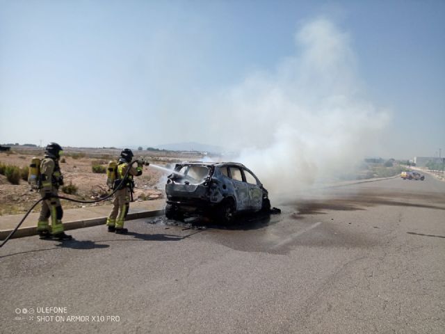 Bomberos extinguen el incendio de un vehículo en Las Torres de Cotillas