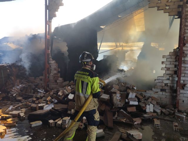 Mando de la extinción declara controlado el incendio en la fábrica de palets de Las Torres de Cotillas