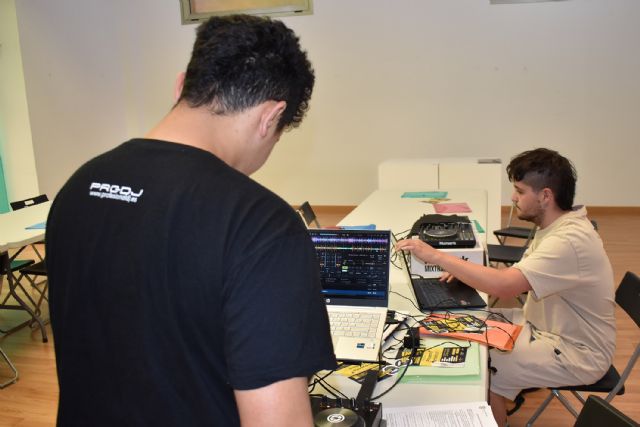 Los jóvenes torreños conocen el oficio de DJ con el proyecto 'Music Lab'